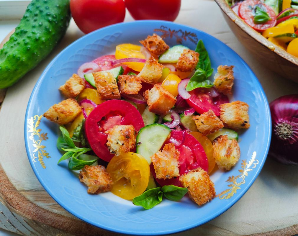 Панцанелла: летний итальянский салат с хрустящими сухариками