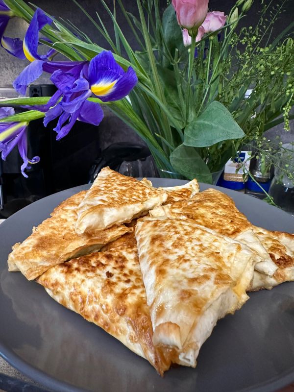 Ленивый и вкусный завтрак: конвертики из лаваша с творогом и сыром