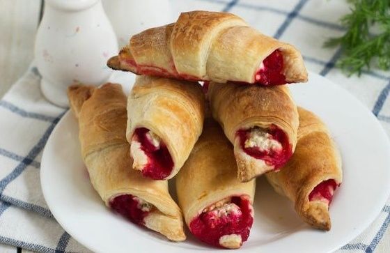 Секреты душистых рогаликов с брынзой и свеклой: неожиданные кулинарные находки