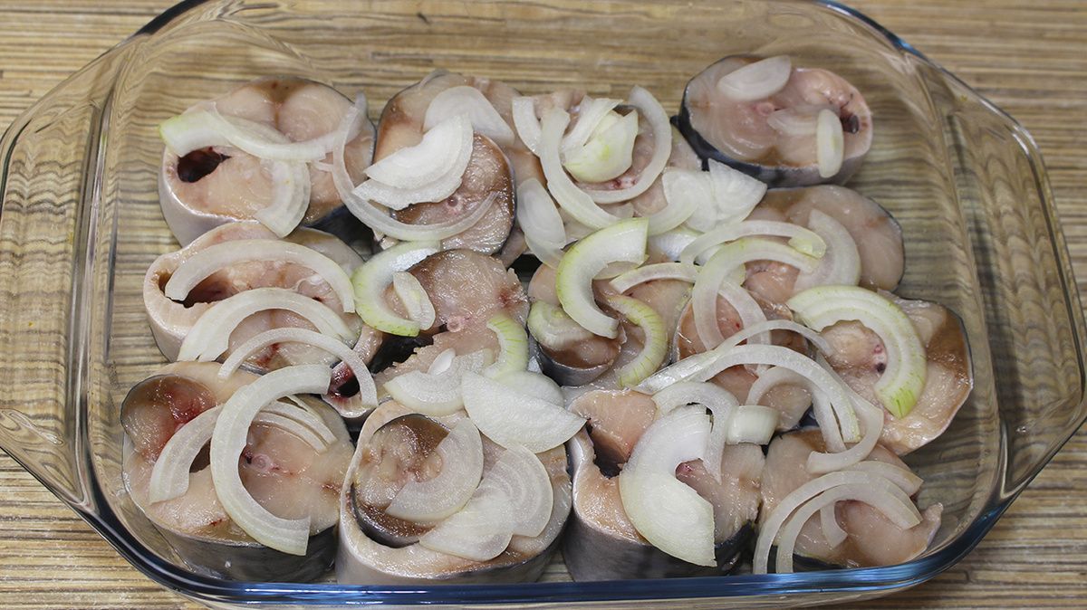 Секреты запеченной скумбрии: как вкусно и просто превратить рыбу в кулинарный шедевр