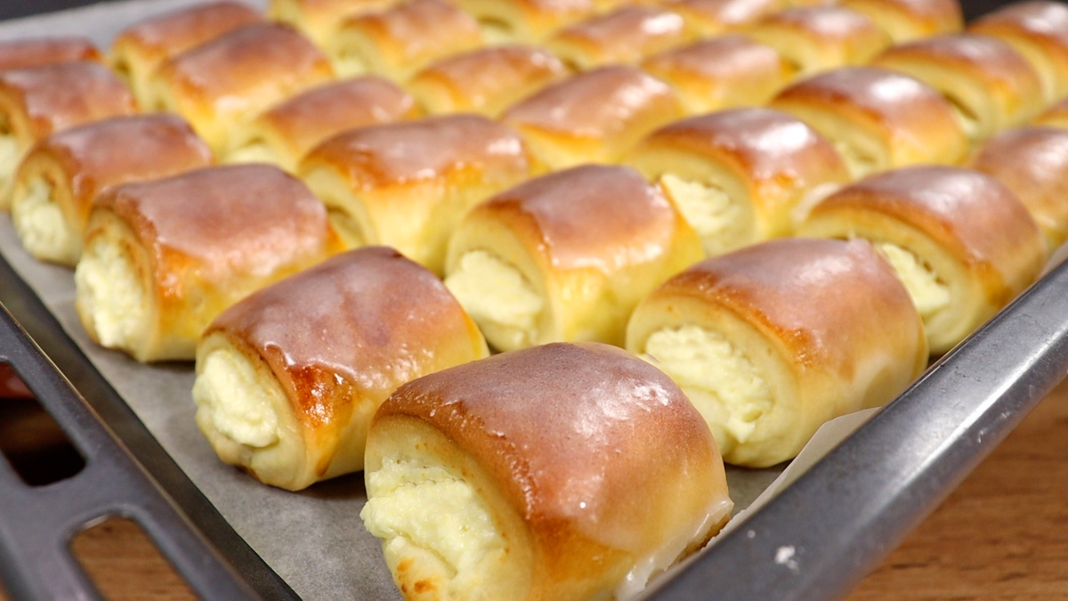 Воздушные мини-булочки с творогом и глазурью: простой дрожжевой тест