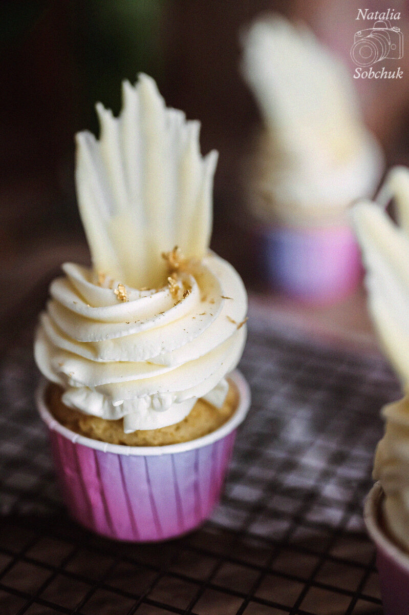 Нежные кексы на сгущенке с черникой и кремом, которые покорят ваши сердца