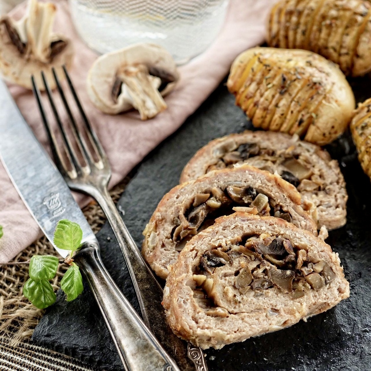Мясной рулет с грибами и луком