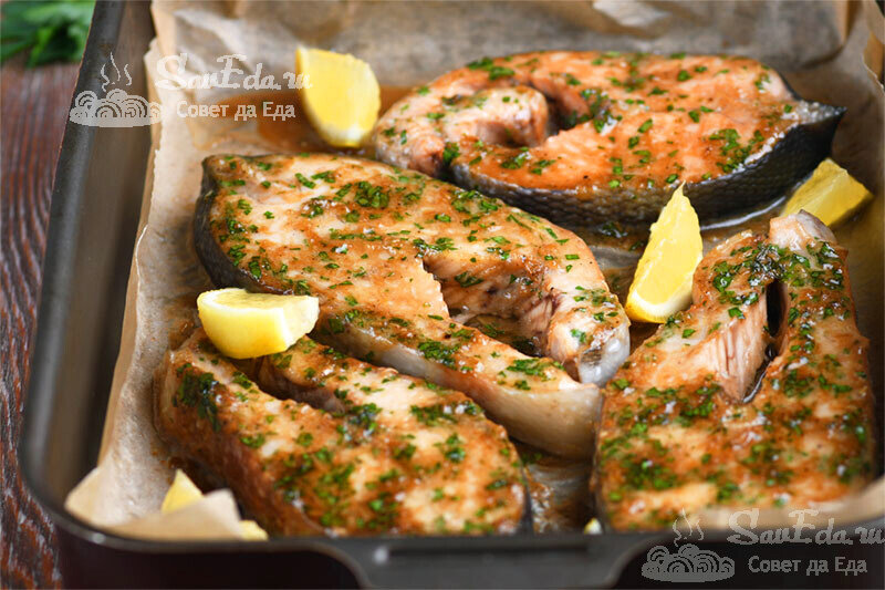 Нежная красная рыба, запеченная с чесночным соусом: быстро и вкусно