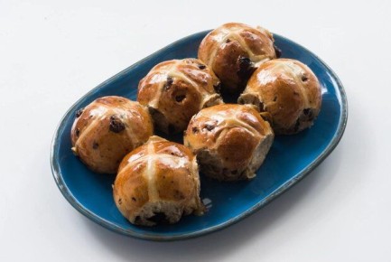 Пасхальные булочки с крестом: неотъемлемая часть весеннего стола