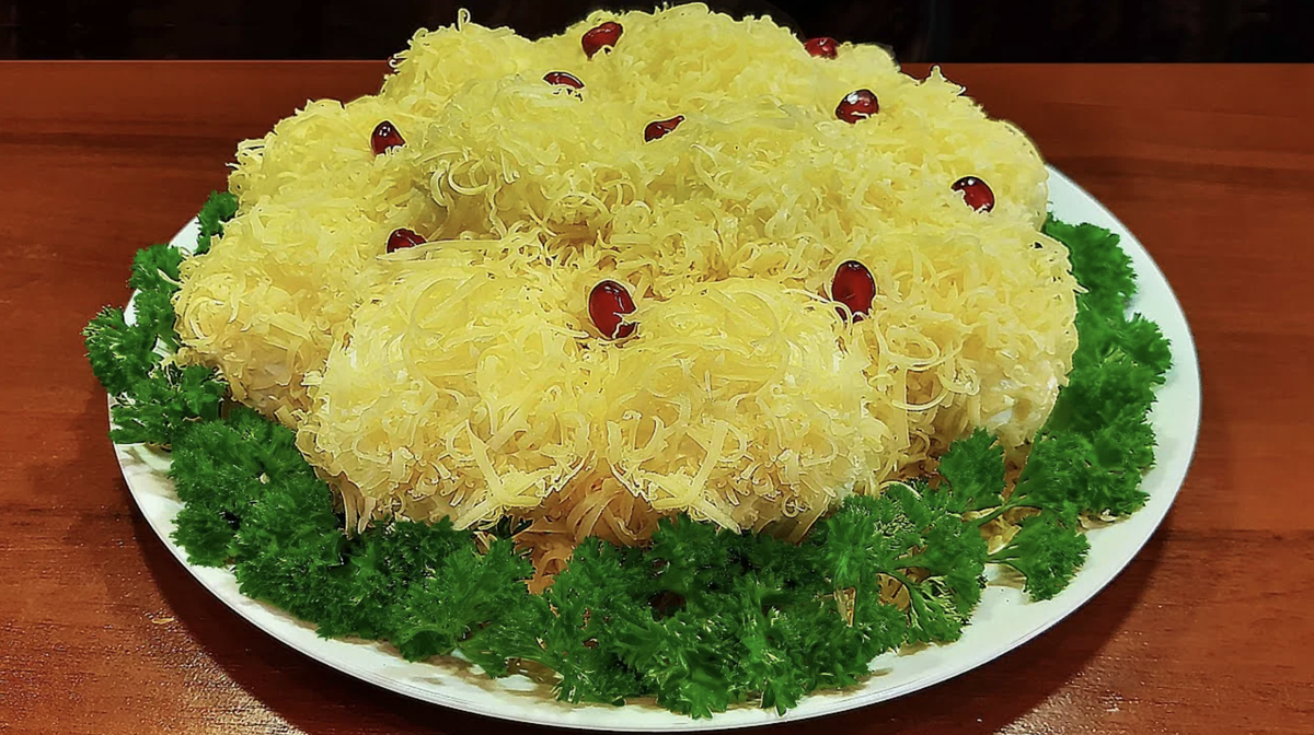 Салат «Снежные сугробы»: простая замена оливье для тех, кто устал от привычных вкусов