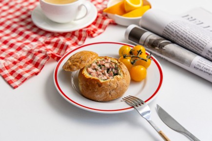 Утренний хит: Яичница в хлебной корзинке с колбасой