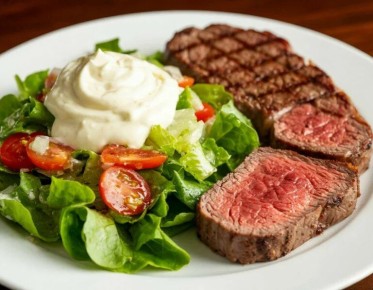 Забавное недоразумение: иностранцы на поминках перепутали с рестораном