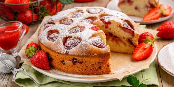 Нежная шарлотка с клубникой для летнего настроения