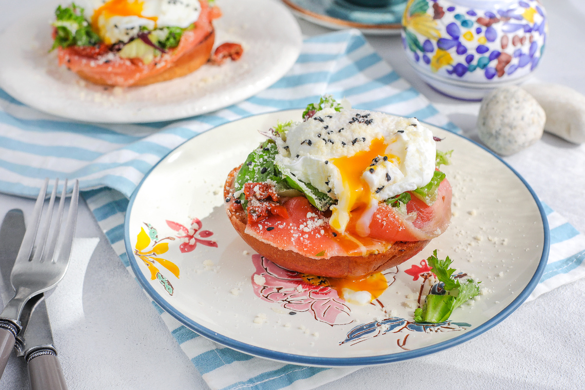 Бриошь с вялеными томатами, слабосолёной рыбой и яйцом пашот