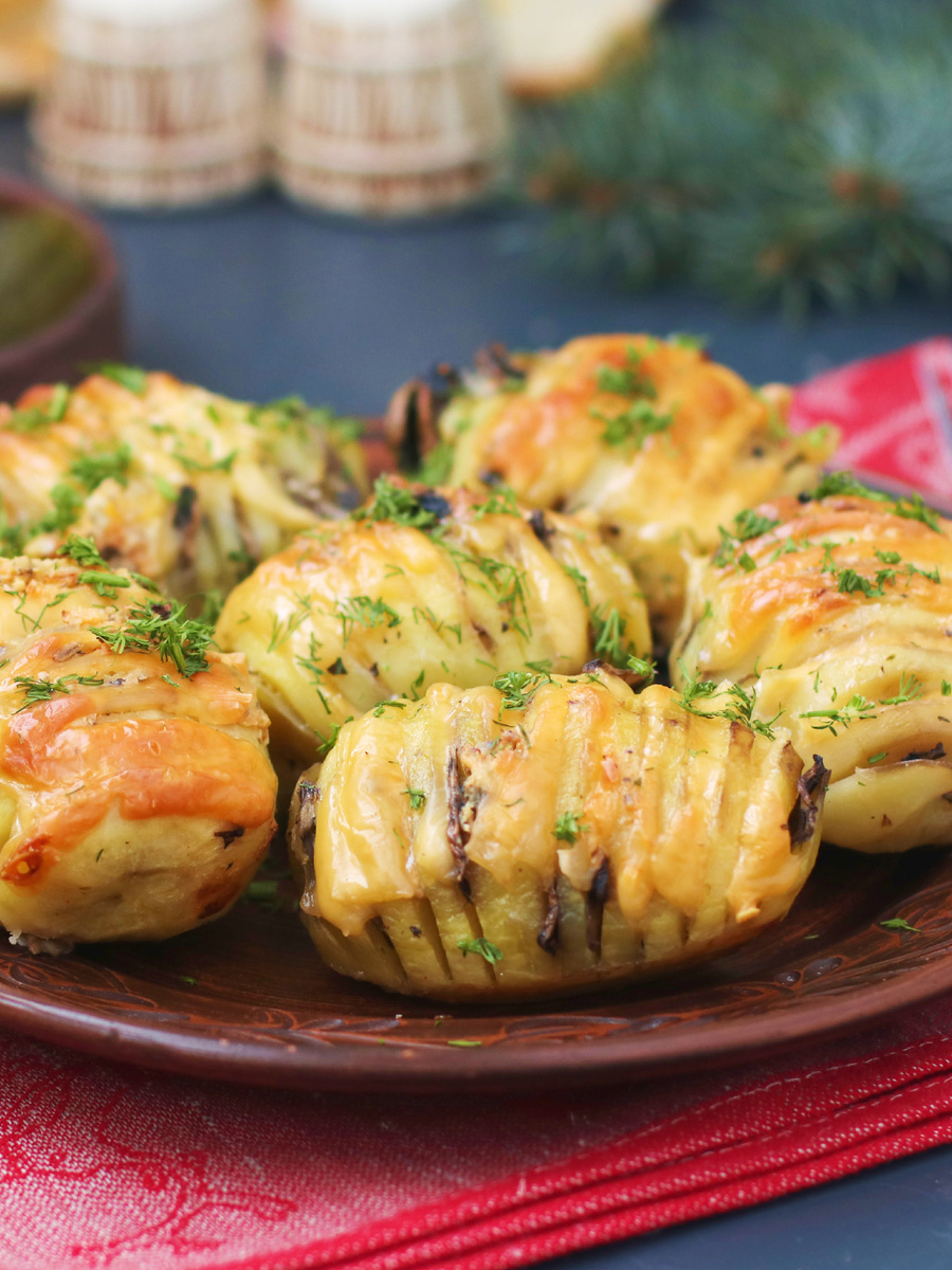 Магия картошки: Как приготовить хрустящую «гармошку» с грибами