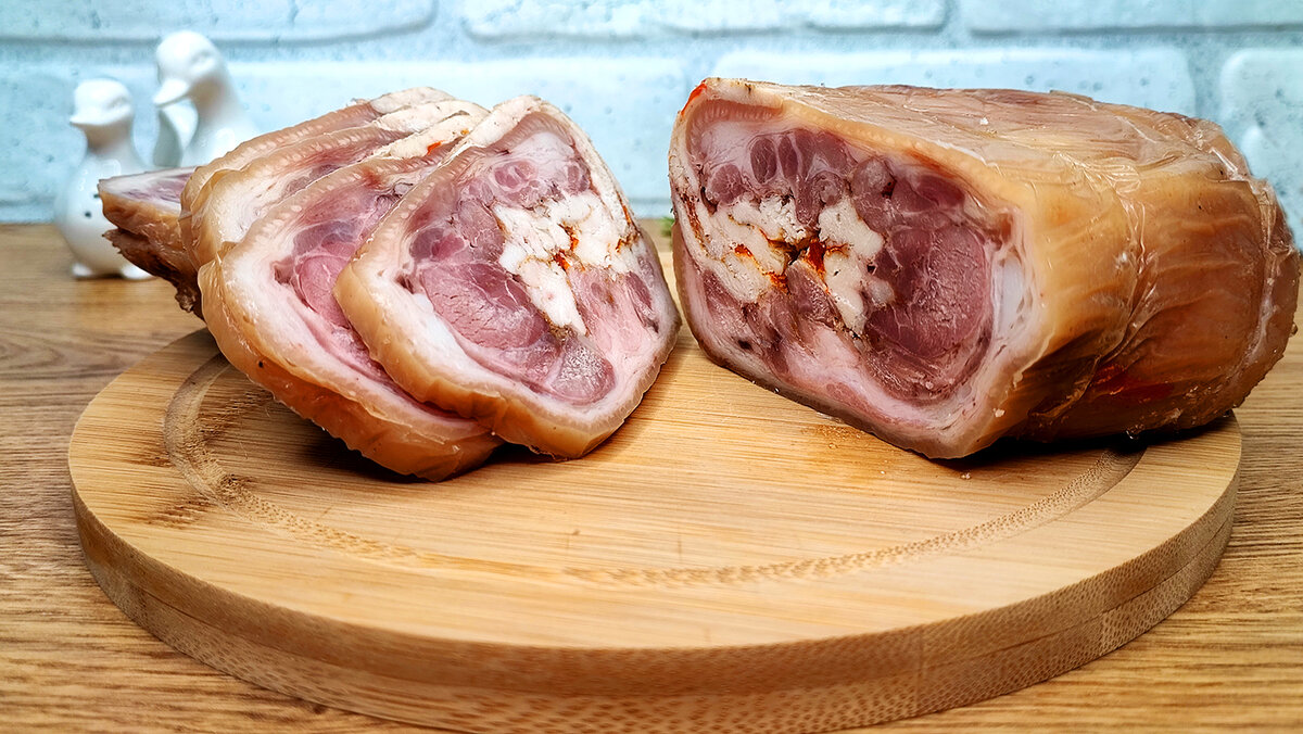 Праздничный рулет из рульки и куриного филе: секреты приготовления