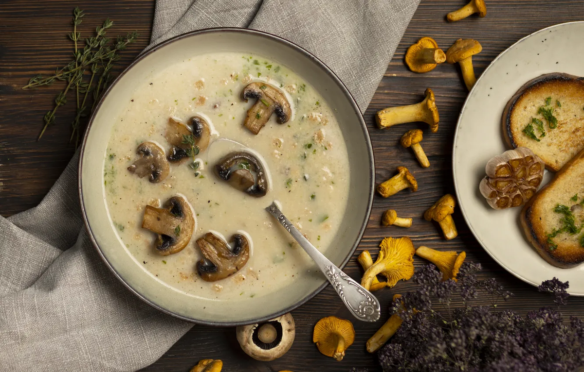 Грибной суп-пюре: идеальное осеннее угощение с лисичками и шампиньонами