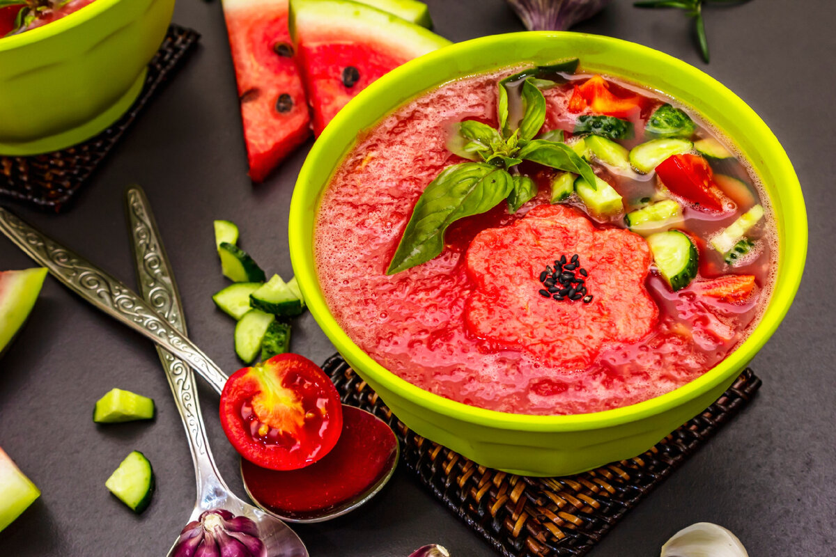 Освежающий гаспачо с арбузом и огурцом для летнего уикенда