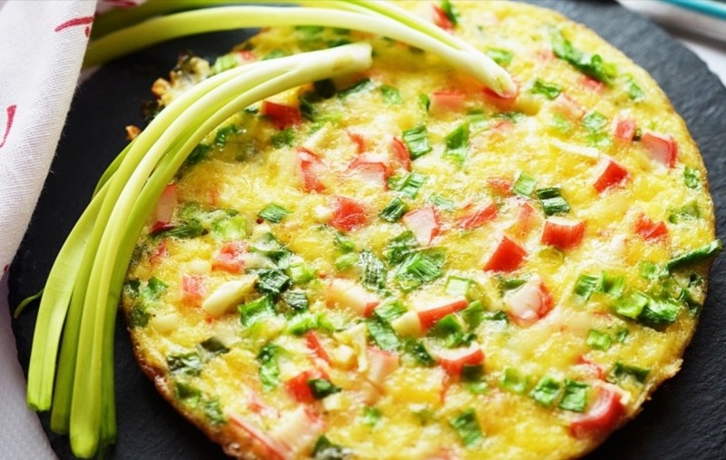 Вкусный омлет с крабовыми палочками в мультиварке