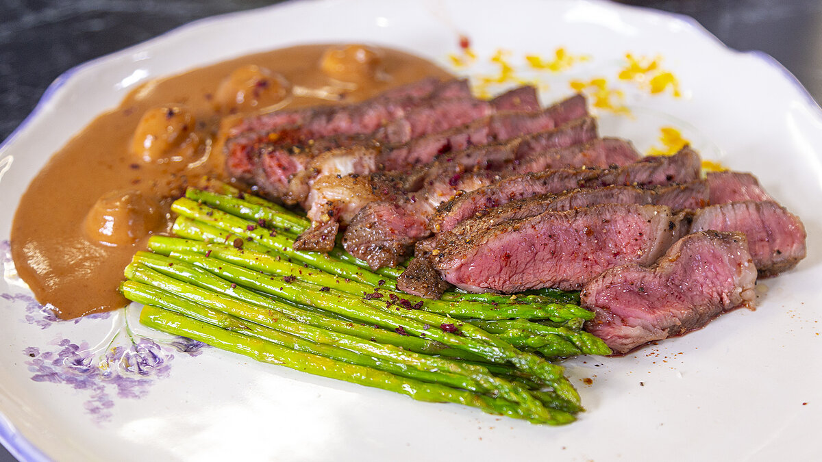 Неповторимый стейк с бруснично-грибным соусом: кулинарный шедевр