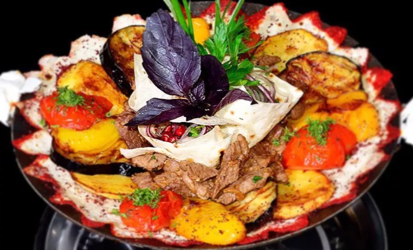 Сочный рецепт свиной грудинки с овощами на садже