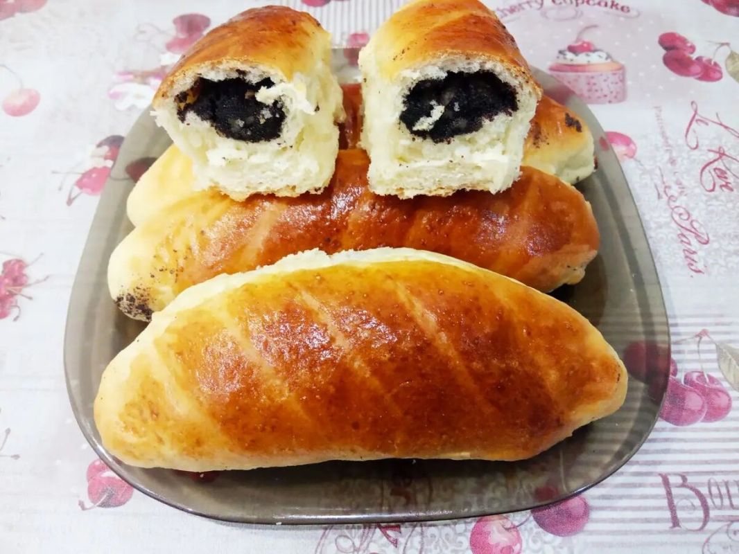 Булочки с начинкой из яблок и мака