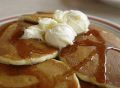 Нежные блины со сметаной и кленовым сиропом