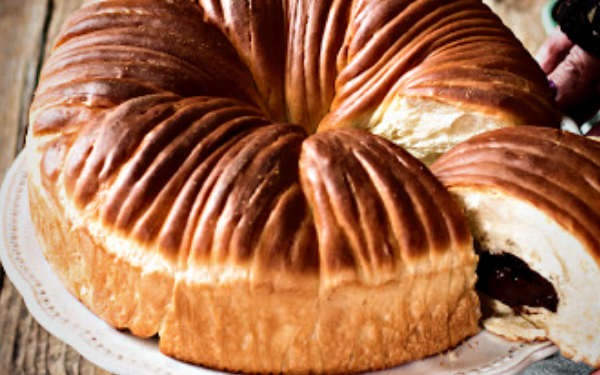 Очаровательный рулет с шоколадной начинкой: готовим быстро и эффектно