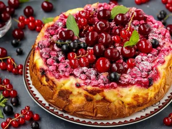 Летний пирог с творожной начинкой и ягодами для вашего стола