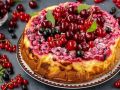 Летний пирог с творожной начинкой и ягодами для вашего стола