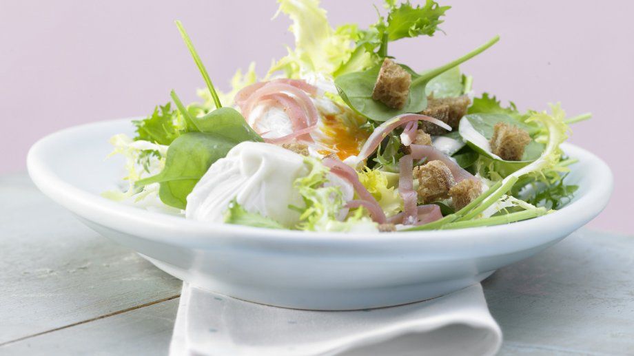 Салат с яйцами-пашот и ветчиной