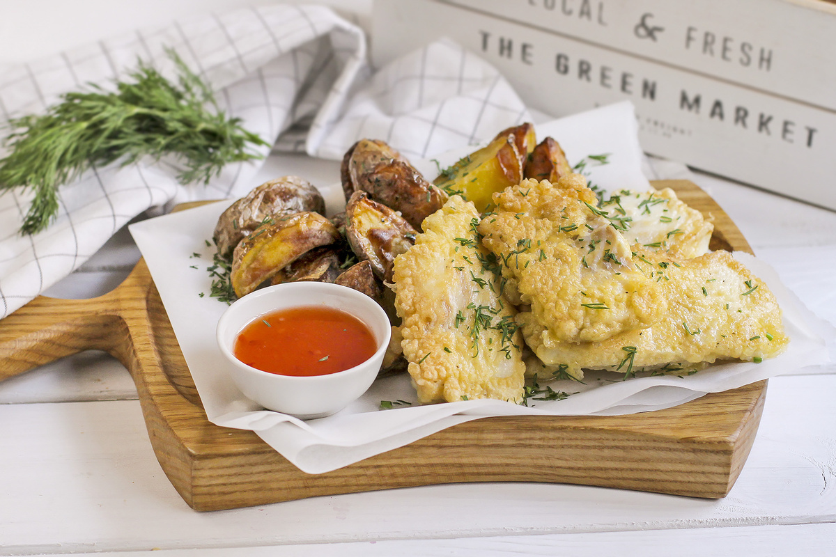 Нежная треска в кляре с хрустящими картофельными дольками и уникальным соусом