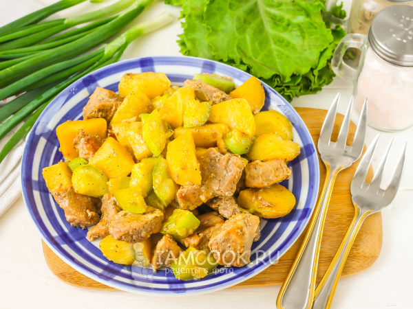 Семейное рагу: воспоминания о вкусах детства с молодым картошкой и свининой