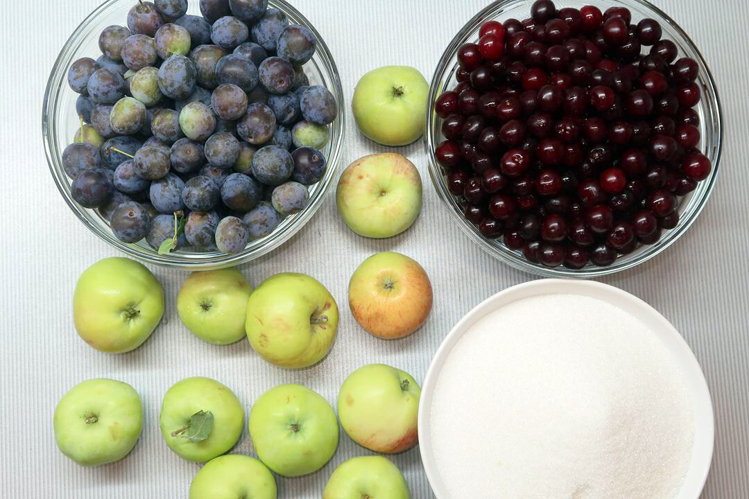 Очарование зимнего компота: вишня, яблоки и сливы в одном флаконе