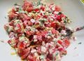 Крабовый салат с помидорами и сладким перцем
