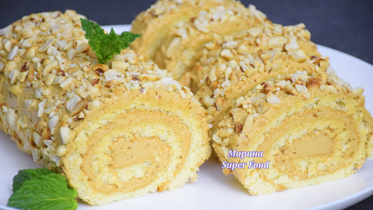 Нежный бисквитный рулет с вареной сгущенкой и орехами: простота и вкус в каждом кусочке