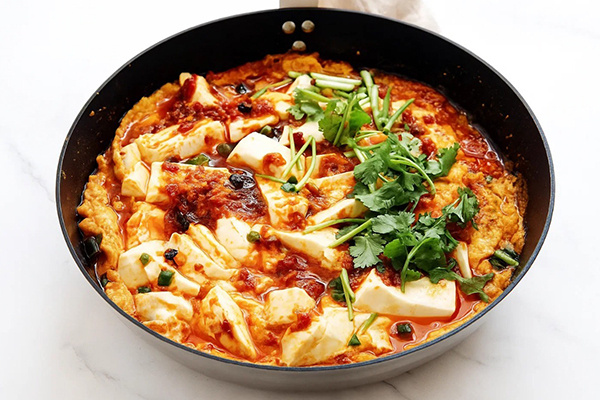 Китайская классика на каждый день: яйцо и тофу в одной сковороде