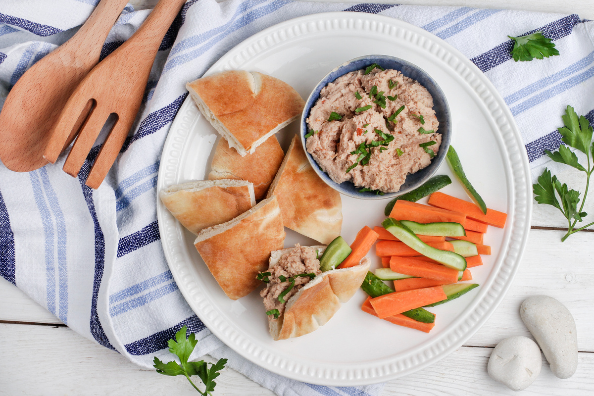 Неповторимое утро в Афинах: вкусная пита с тунцом и свежими овощами