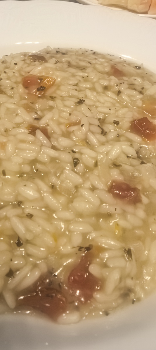 Ризотто с вялеными томатами и базиликом: вкусное путешествие в Италию