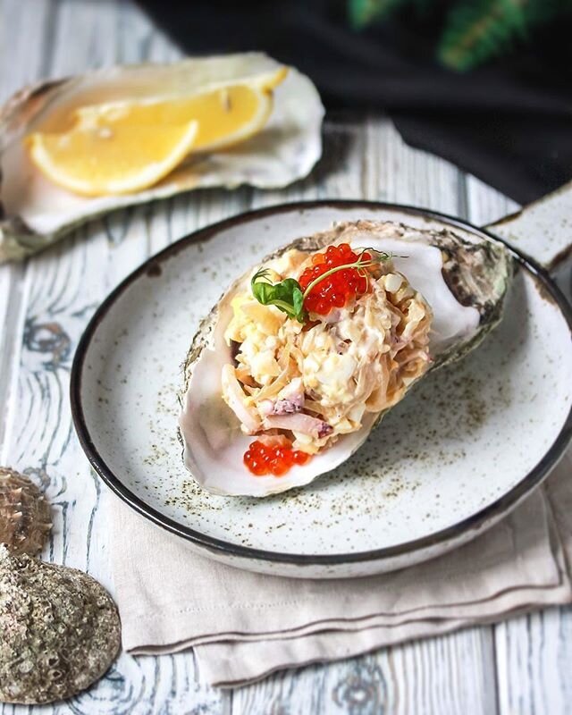 Салат с кальмарами и жаренной капустой