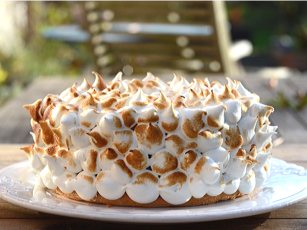 Нежный лимонный бисквитный торт с меренгой, который понравится каждому