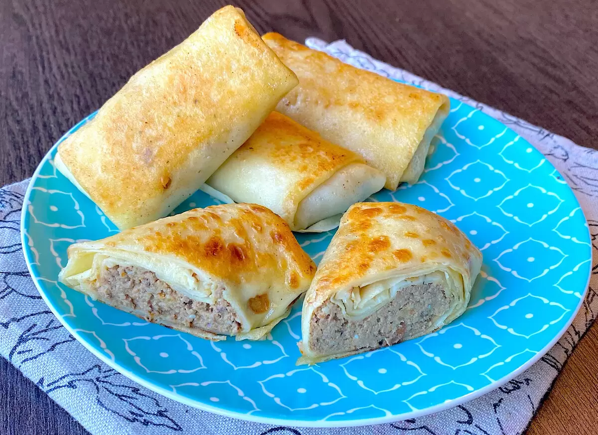 Нежные блины на воде с начинкой из печени и картошки