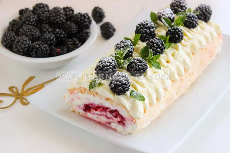 Нежный меренговый рулет с ягодами: легкий рецепт для сладкоежек