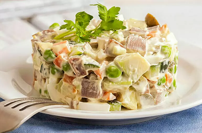 Как избежать пищевого отравления во время праздничных застолий