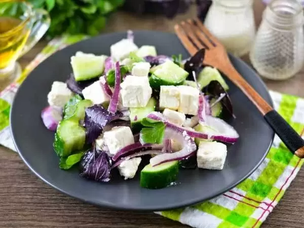 Летний вкус: восхитительный салат с фетой и огурцами