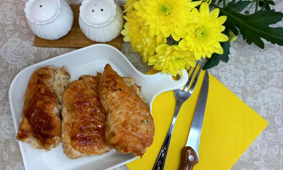 Сочные рулетики из индейки с копченым сыром: идеальное блюдо для семейного ужина