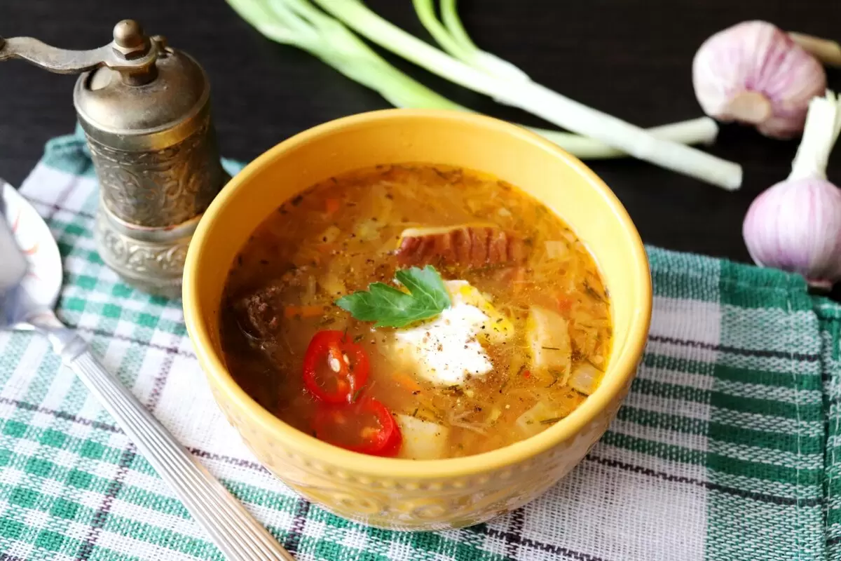 Как приготовить ароматные щи с квашеной капустой и белыми грибами