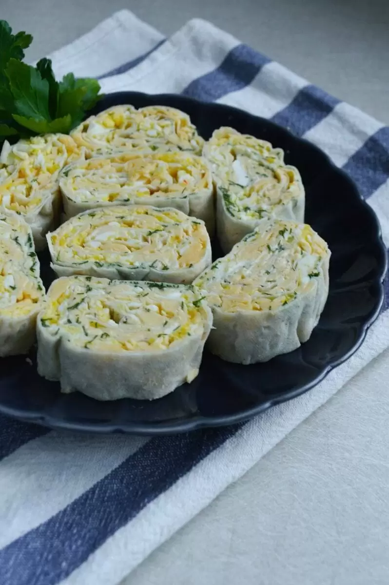 Рулет из лаваша с яйцом и сыром