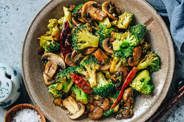 Погружение в мир вкуса: брокколи и грибы в китайском стиле