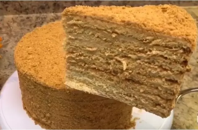 Медовик с вареной сгущенкой