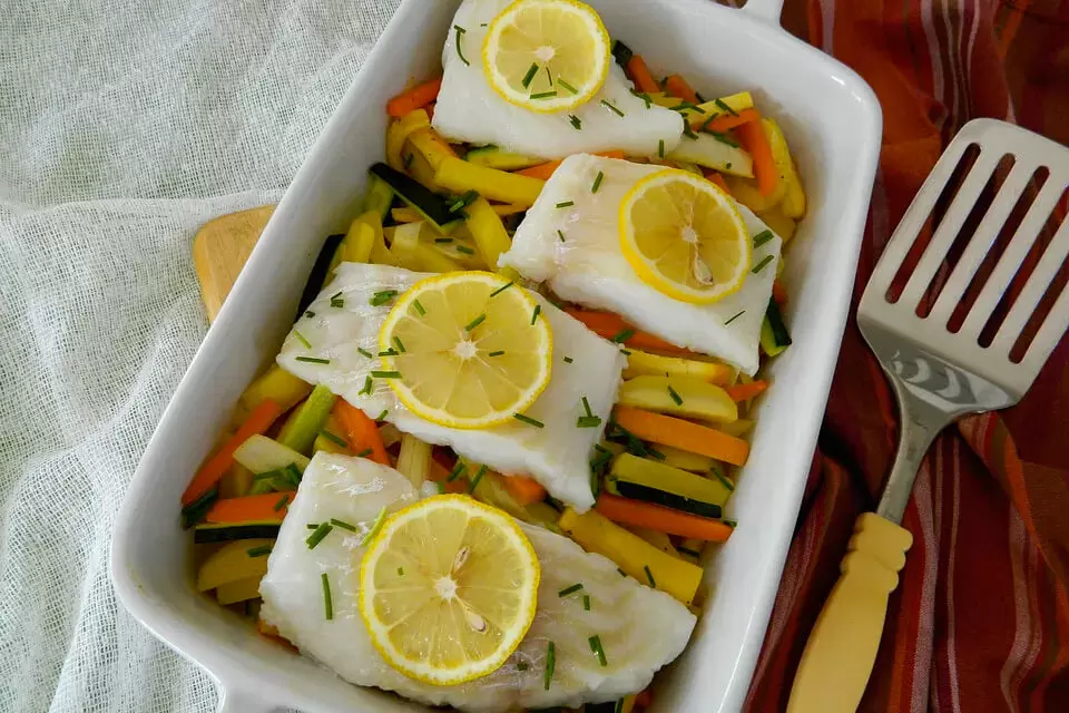 Легкое и быстрое блюдо: филе трески на овощной подушке