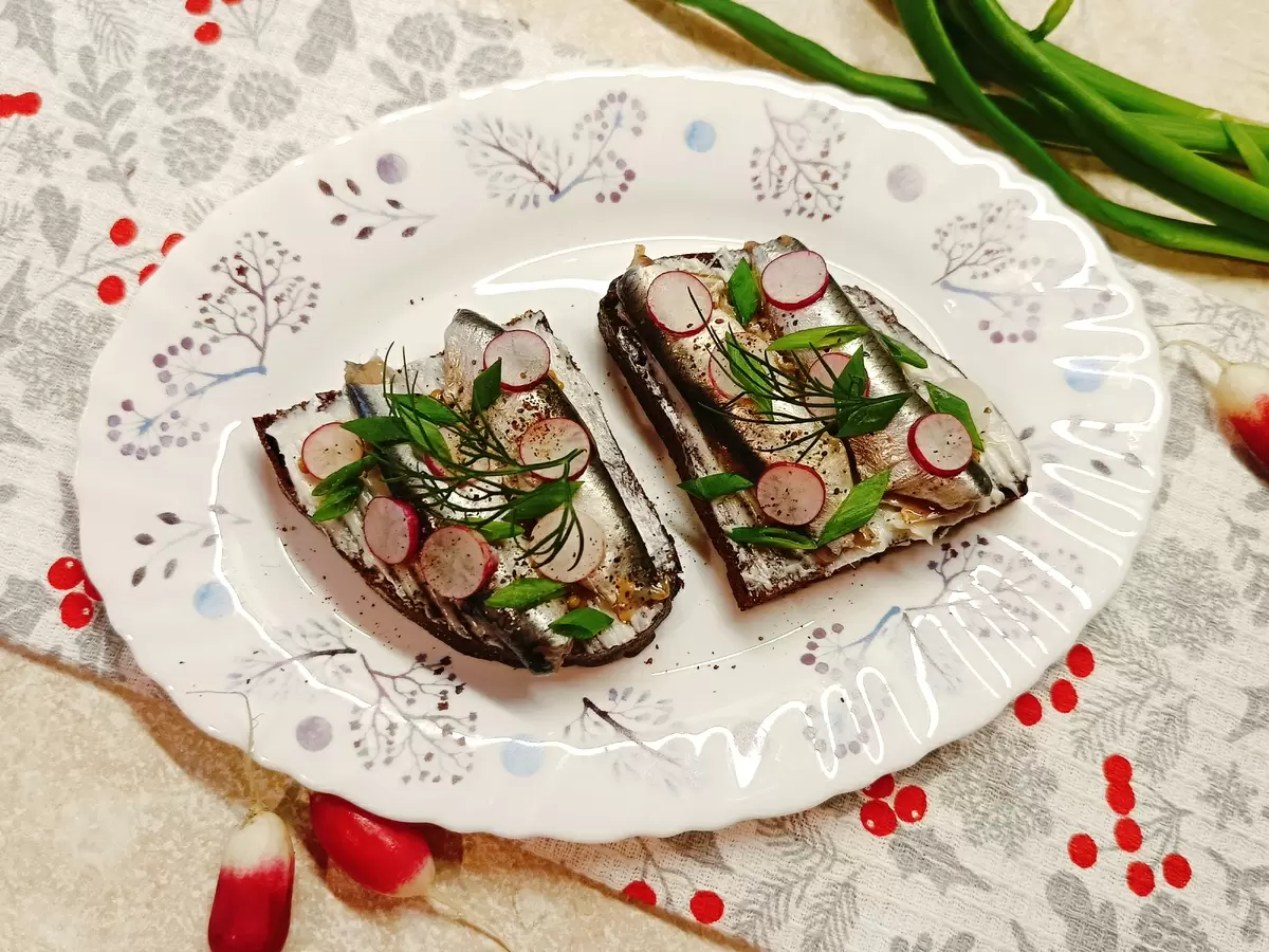 Простая пикантность: готовим бутерброды с килькой и зеленью