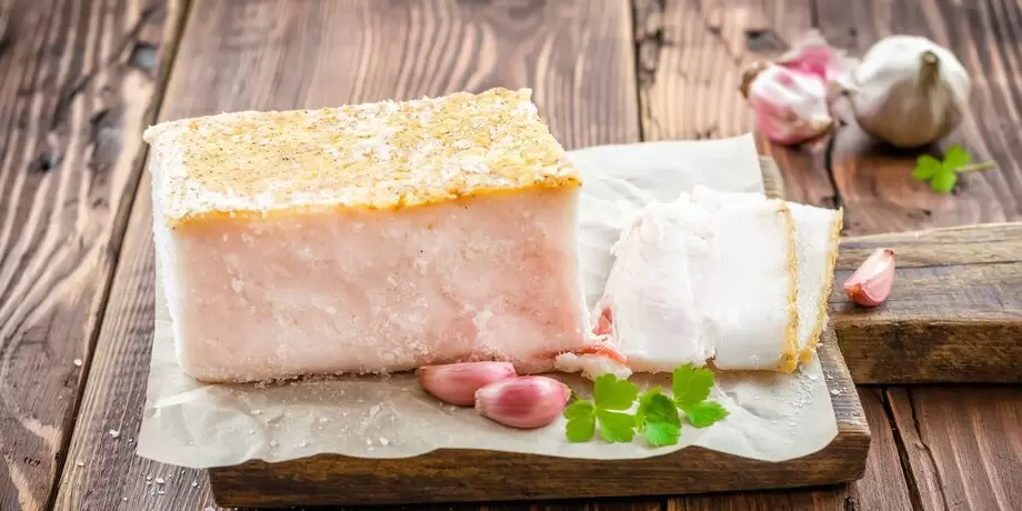 Как сало, хлеб и чеснок объединяют вкус и здоровье: неожиданная польза традиционного блюда