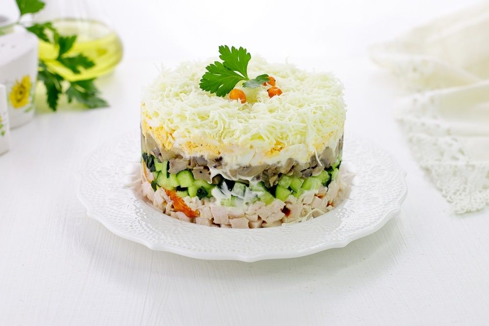 Салат с копчёной курицей и грибами: быстрое решение для ужина